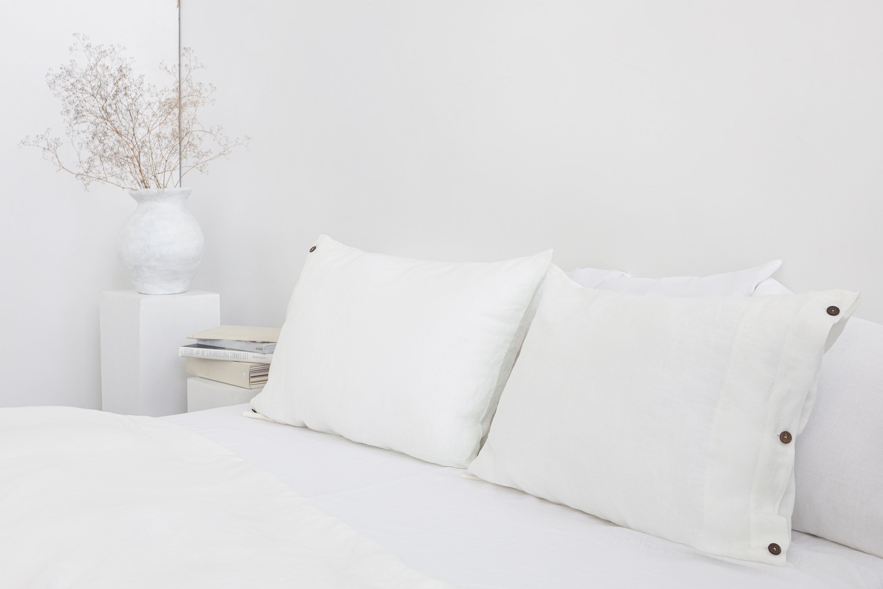 White linen pillowcase with coconut buttons - CozyCushions Co.