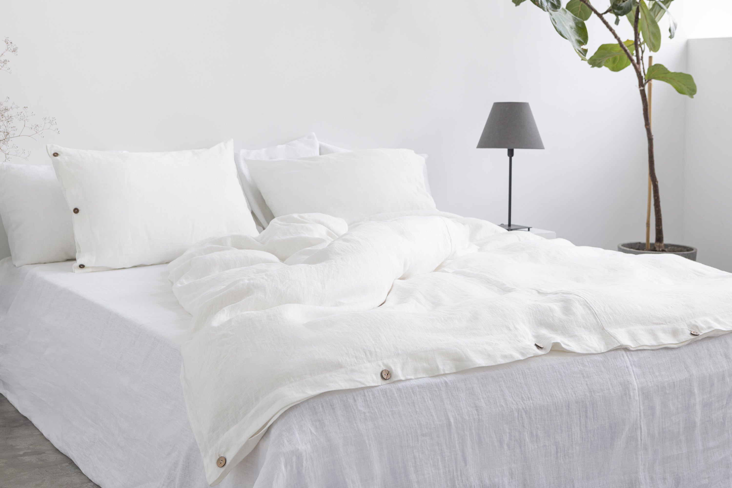 White linen pillowcase with coconut buttons - CozyCushions Co.